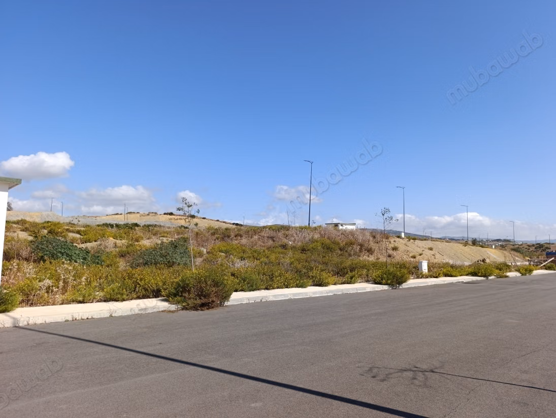 Vente terrain à Tanja 
Balia 2 façade.
Surface de 237 m²