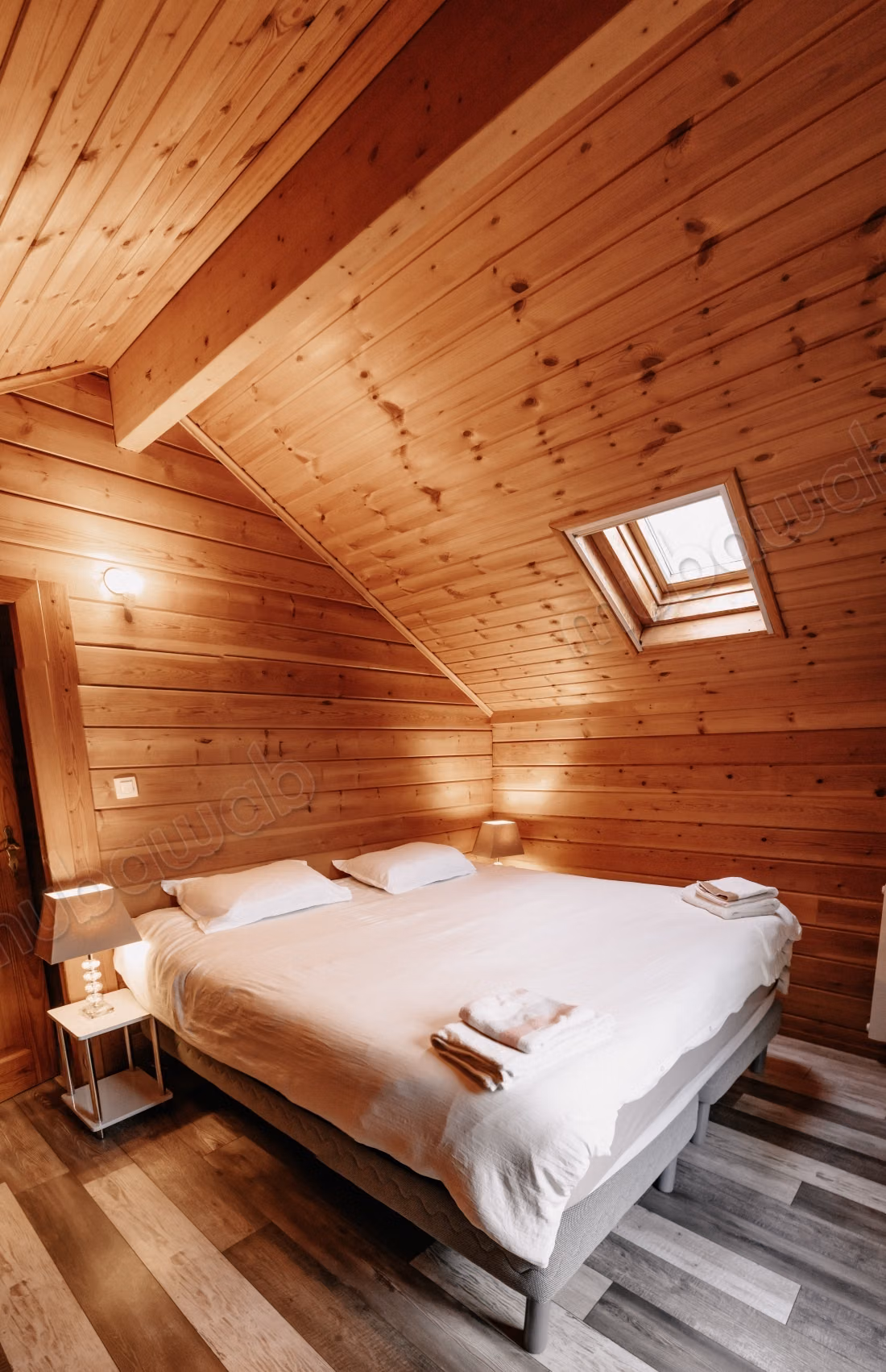 Magnificent Furnished Wooden Chalet. Paris——