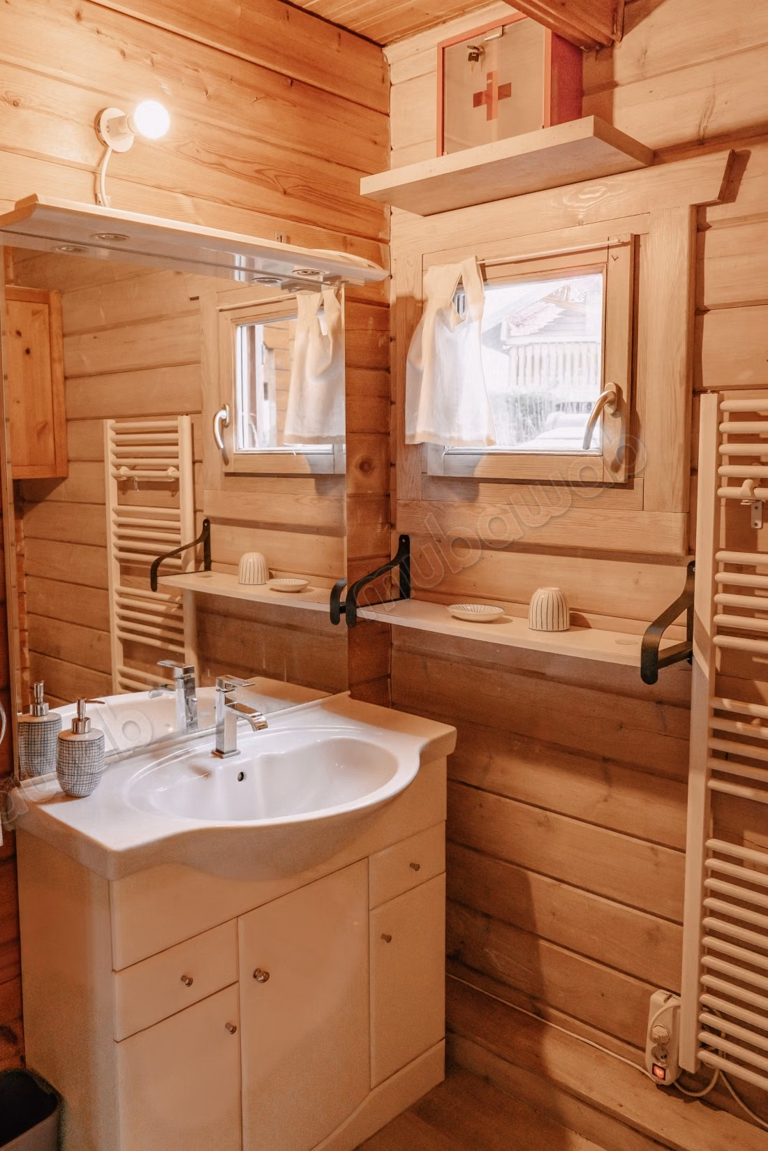 Magnificent Furnished Wooden Chalet. Paris——