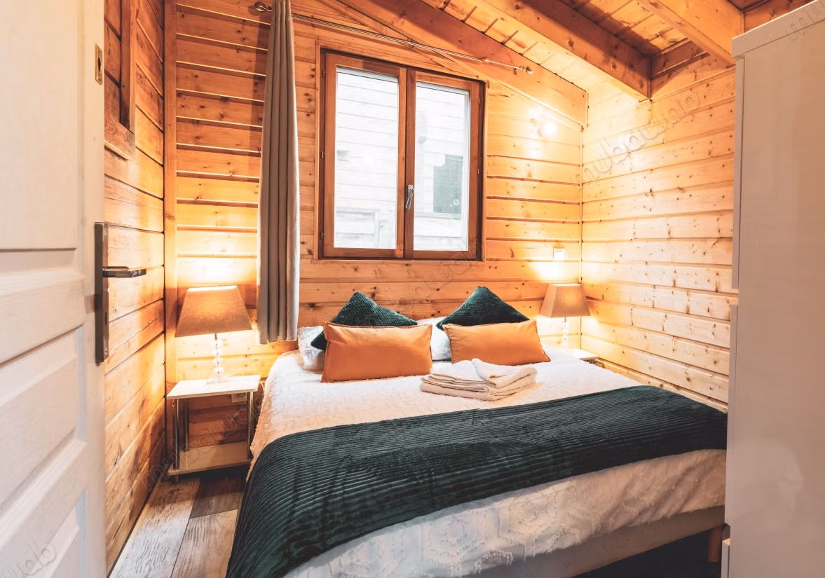 Magnificent Furnished Wooden Chalet. Paris——