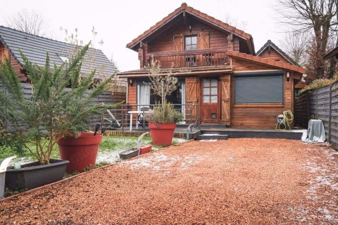 Magnificent Furnished Wooden Chalet. Paris——