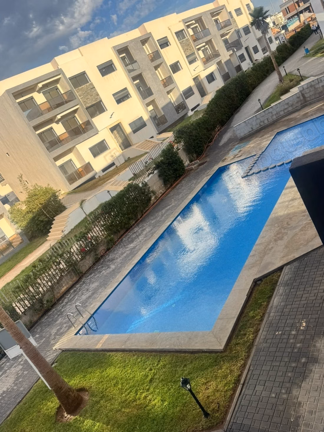 Appartement en location à Harhoura. 3 pièces confortables. Porte blindée, sécurité