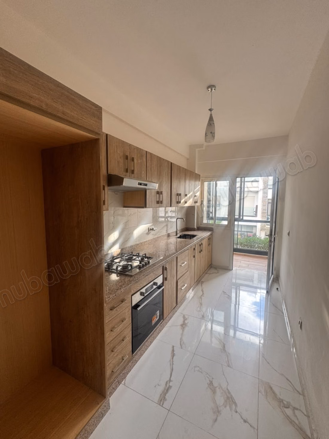 Appartement en location à Harhoura. 3 pièces confortables. Porte blindée, sécurité