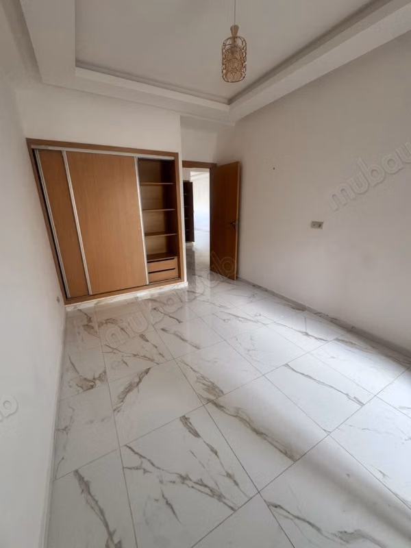 Appartement en location à Harhoura. 3 pièces confortables. Porte blindée, sécurité
