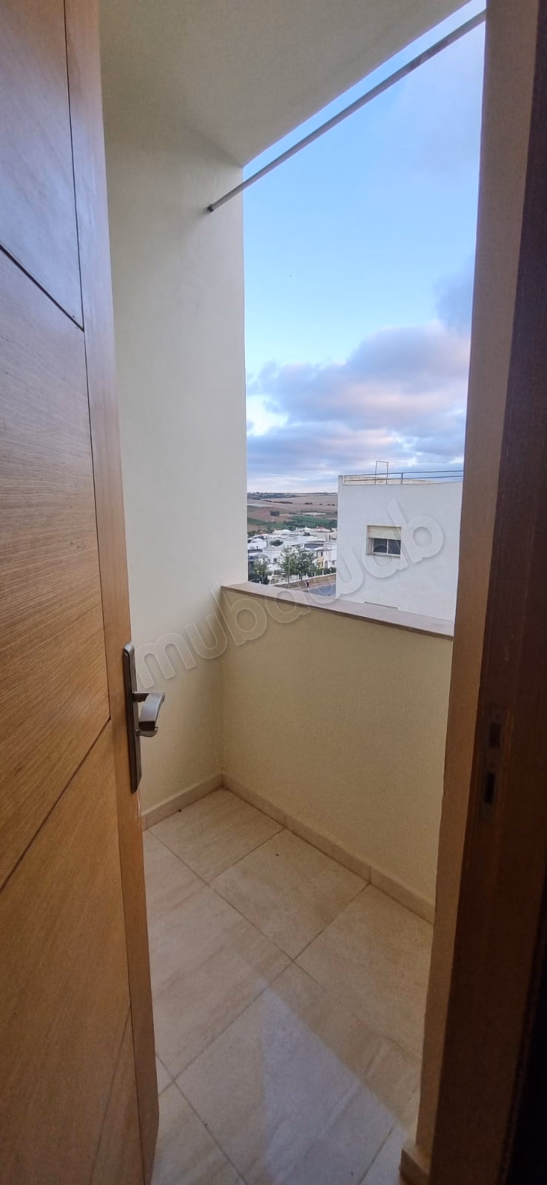Sell apartment in Tamesna. 6 comfortable rooms. Typical Moroccan living room, secure residence