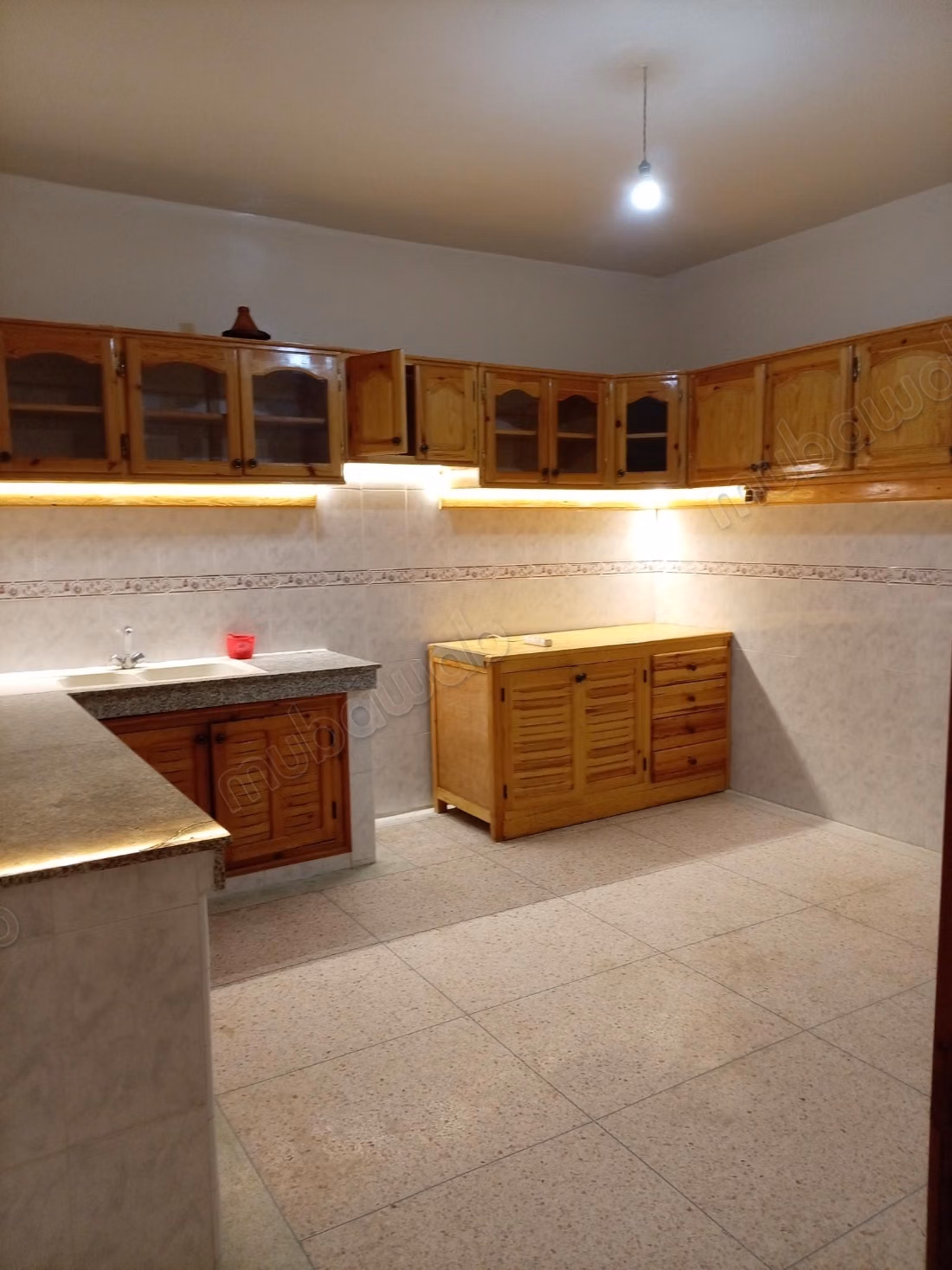 Superbo appartamento in affitto ad Al Wifaq. Superficie 110 m². Cucina ben attrezzata
