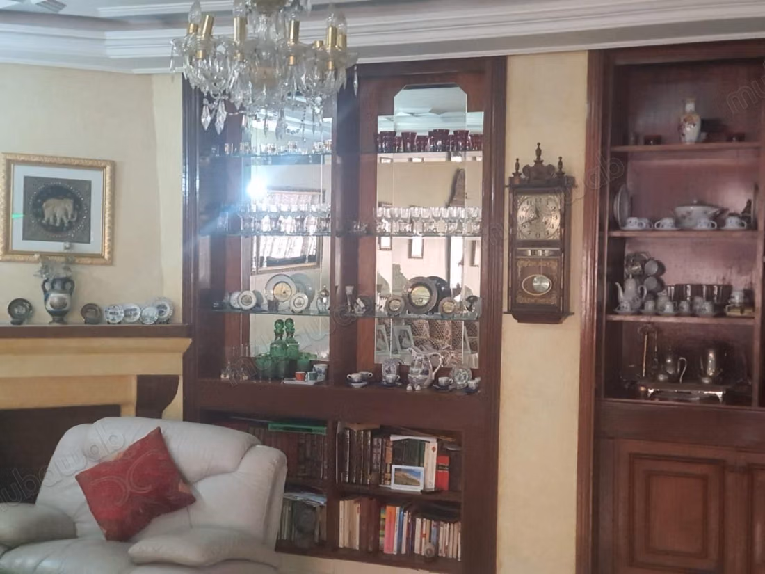 Sale of a beautiful apartment in Burger. Total area 152 m². Concierge service, air conditioning