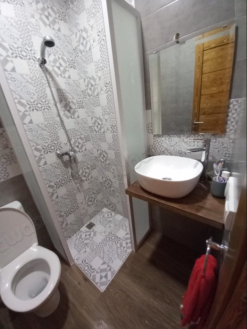 Appartement à louer à Tamraght. 
Surface de 80 m². 
Bien meublé
