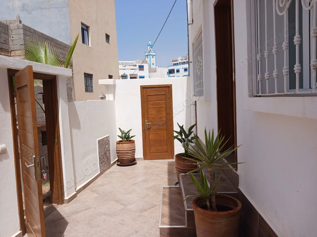 Appartement à louer à Tamraght. 
Surface de 80 m². 
Bien meublé