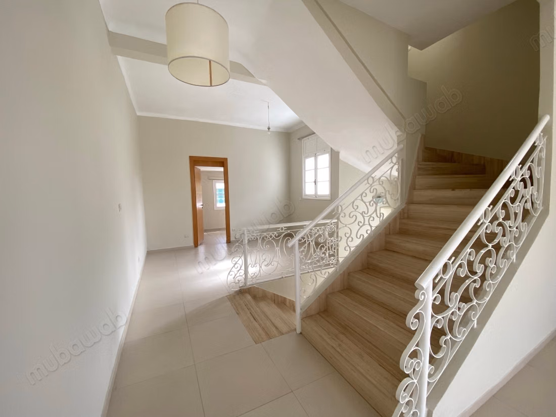 Location villa de luxe à Quartier Administratif. 
6 pièces confortables. 
Terrasse et jardin