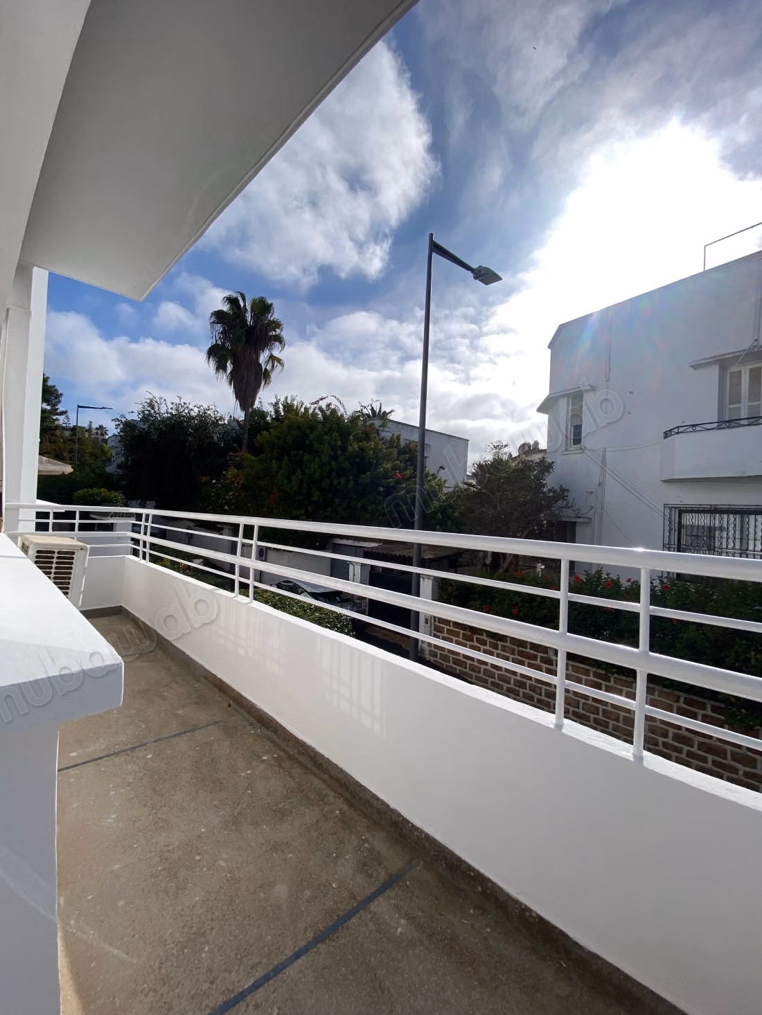 Location villa de luxe à Quartier Administratif. 
6 pièces confortables. 
Terrasse et jardin