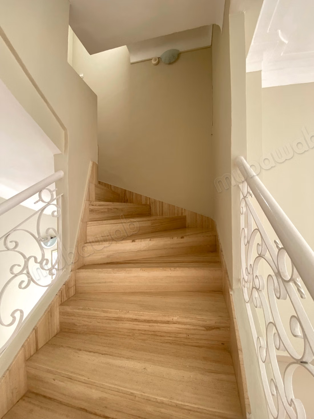 Location villa de luxe à Quartier Administratif. 
6 pièces confortables. 
Terrasse et jardin