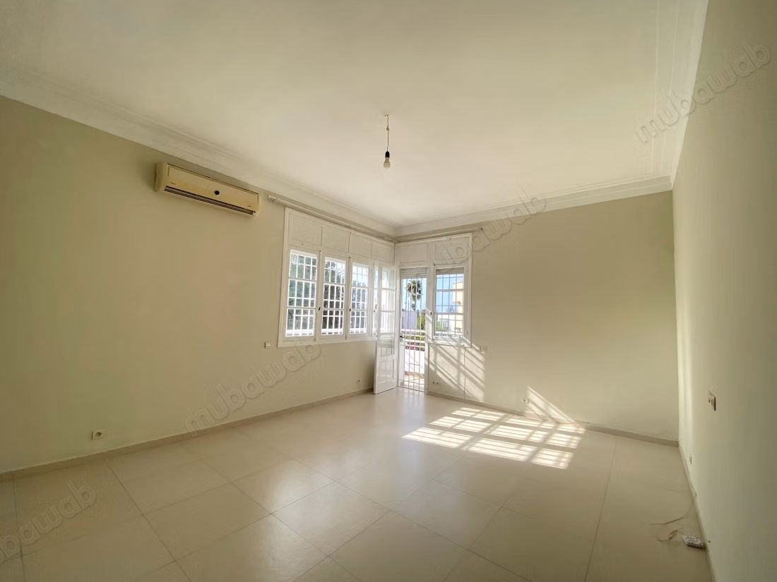 Location villa de luxe à Quartier Administratif. 
6 pièces confortables. 
Terrasse et jardin