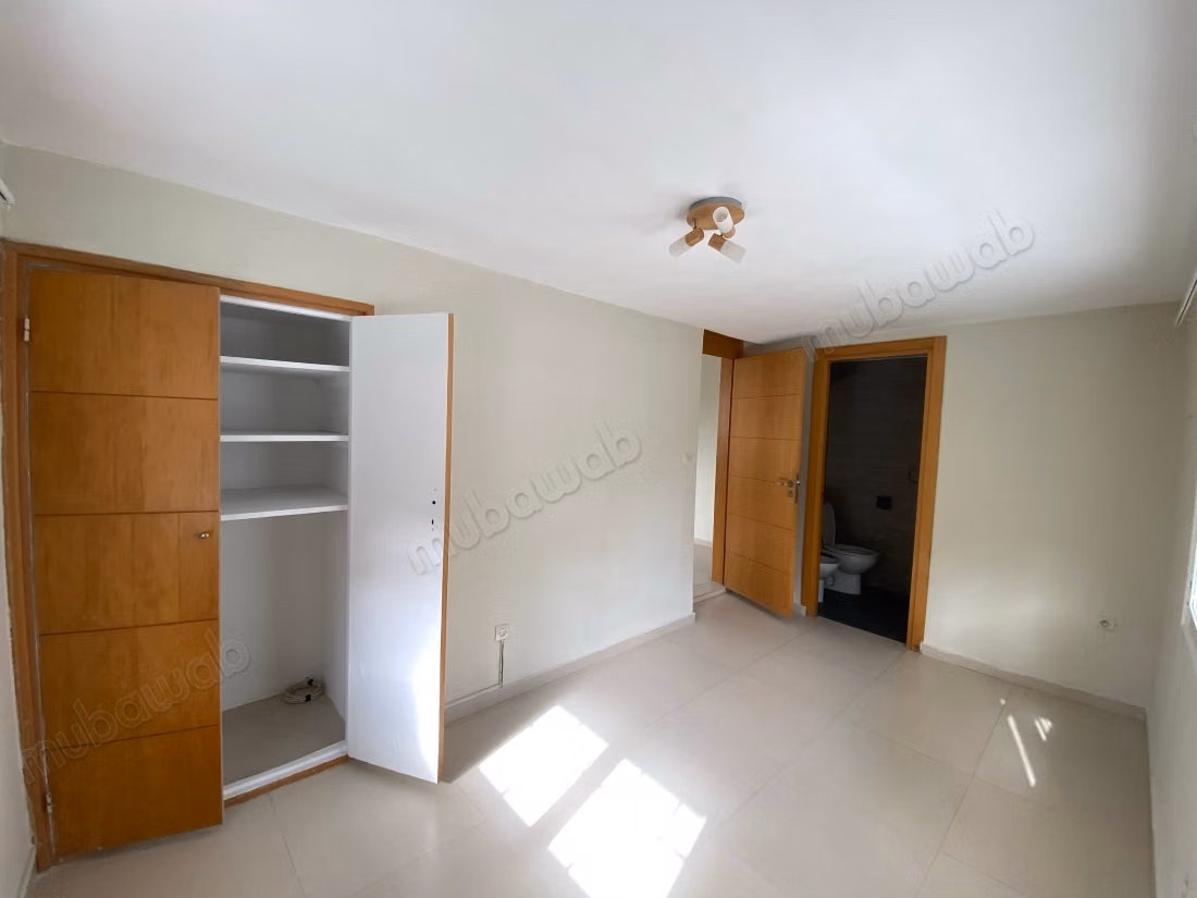 Location villa de luxe à Quartier Administratif. 
6 pièces confortables. 
Terrasse et jardin