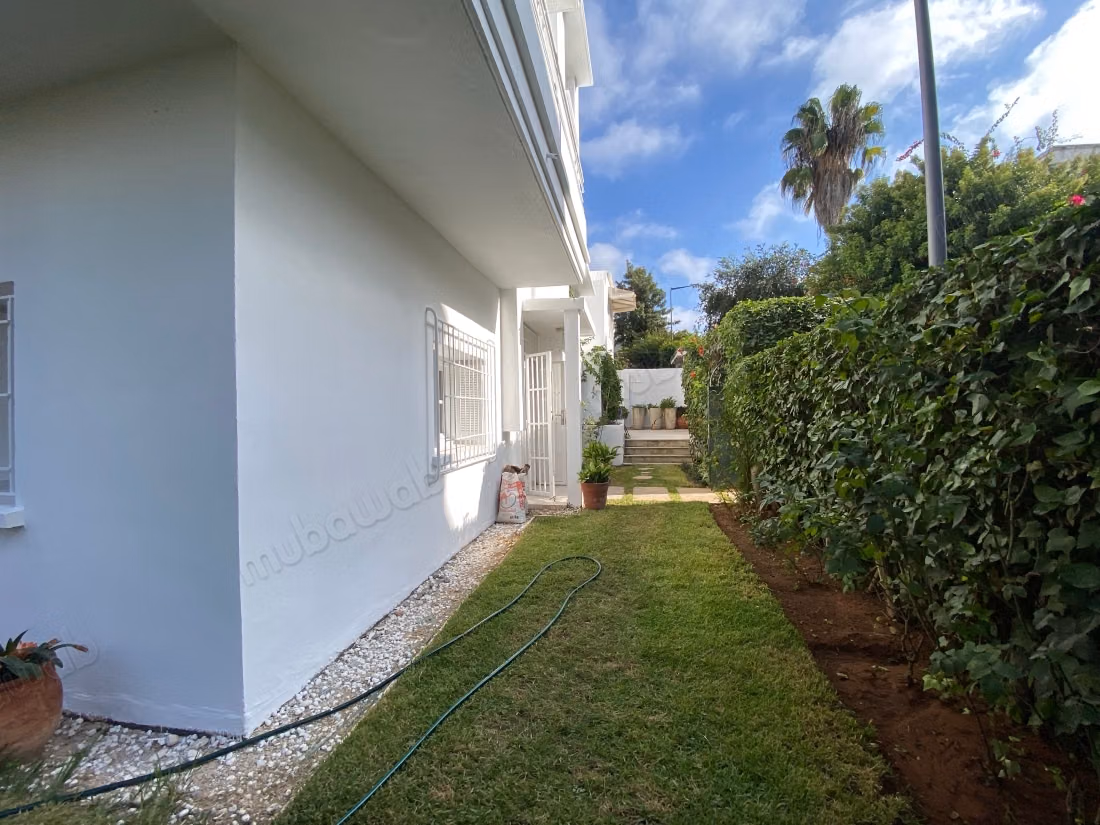 Location villa de luxe à Quartier Administratif. 
6 pièces confortables. 
Terrasse et jardin