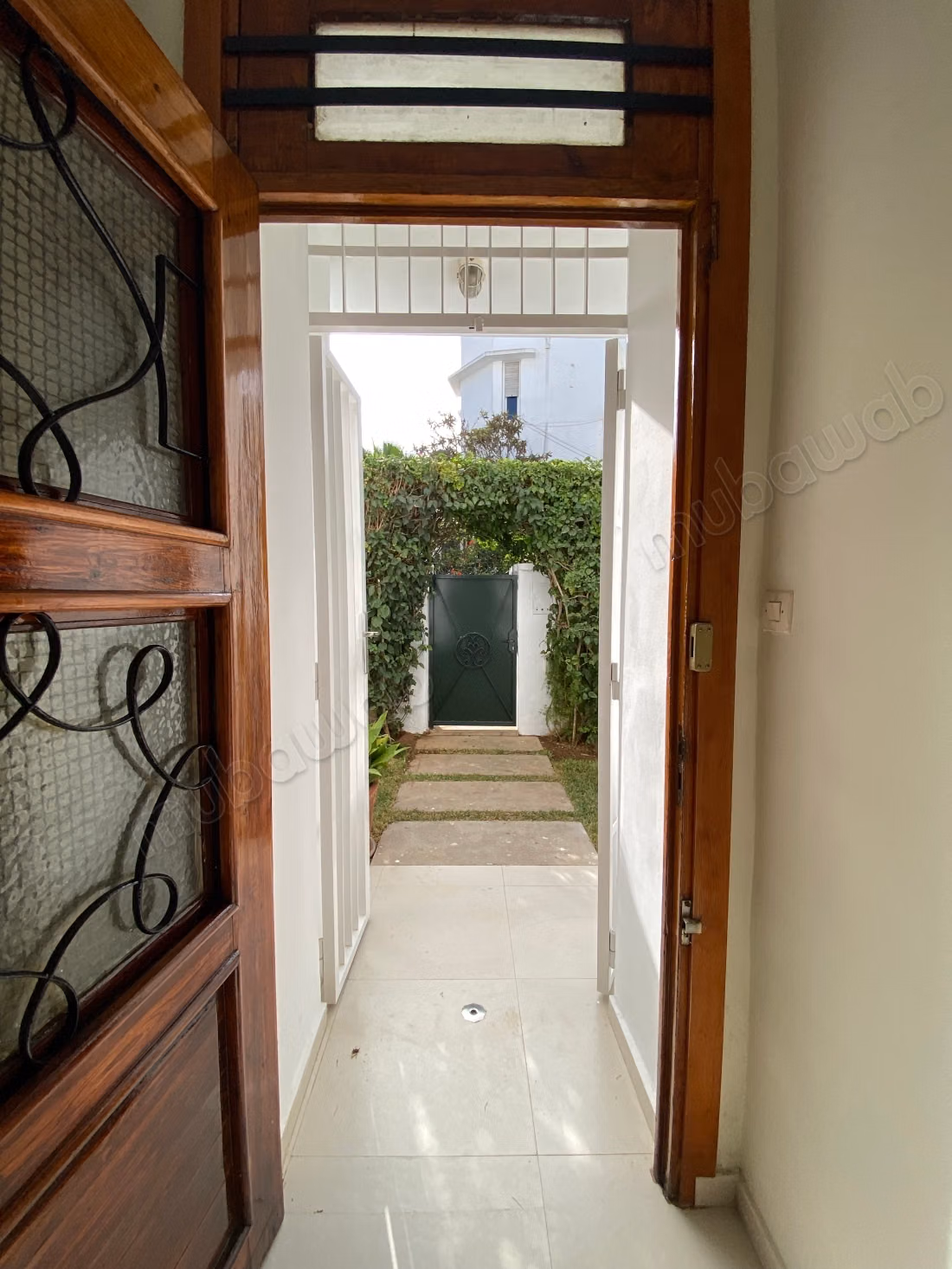 Location villa de luxe à Quartier Administratif. 
6 pièces confortables. 
Terrasse et jardin