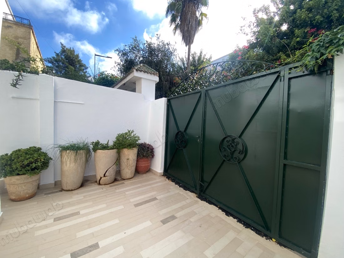 Location villa de luxe à Quartier Administratif. 
6 pièces confortables. 
Terrasse et jardin