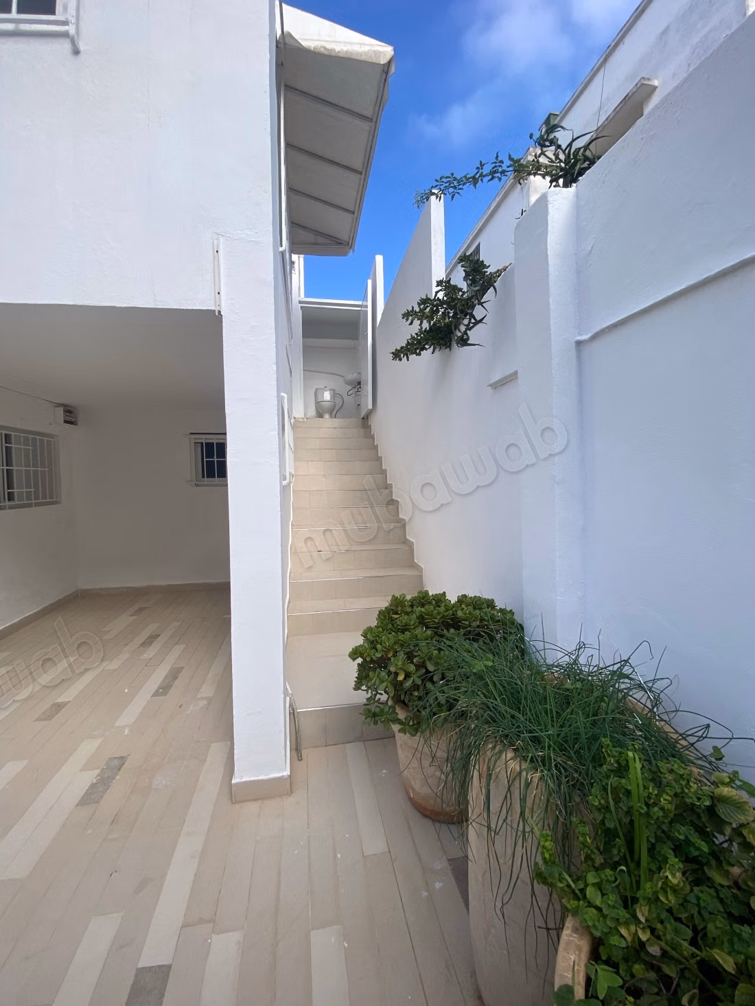 Location villa de luxe à Quartier Administratif. 
6 pièces confortables. 
Terrasse et jardin