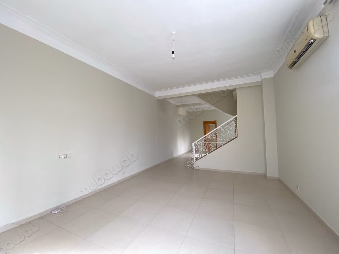 Location villa de luxe à Quartier Administratif. 
6 pièces confortables. 
Terrasse et jardin