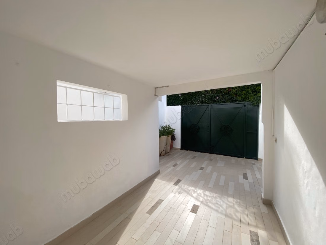 Location villa de luxe à Quartier Administratif. 
6 pièces confortables. 
Terrasse et jardin