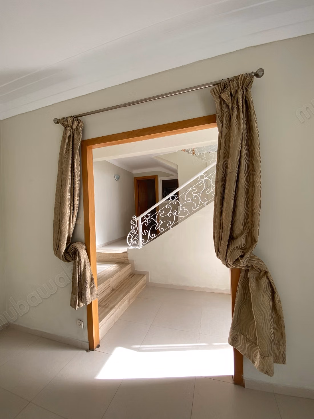 Location villa de luxe à Quartier Administratif. 
6 pièces confortables. 
Terrasse et jardin