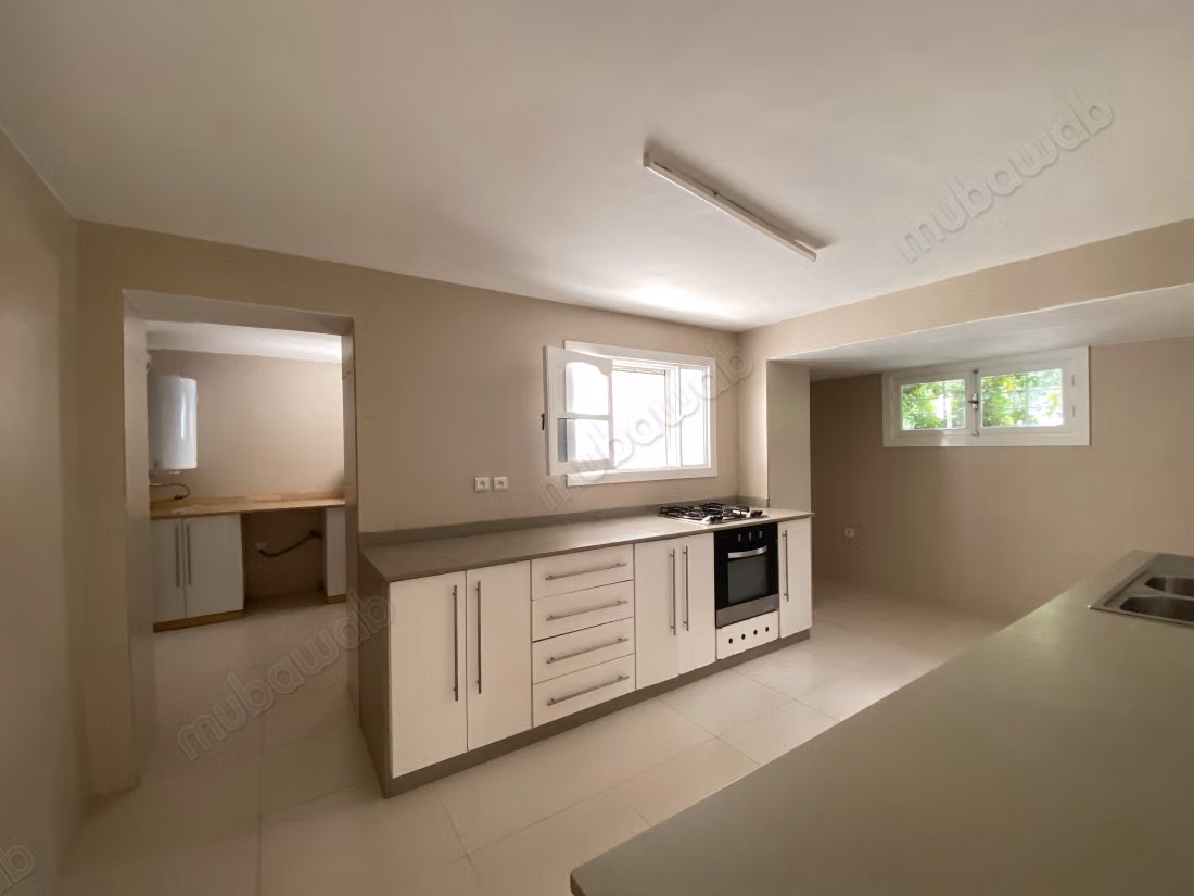 Location villa de luxe à Quartier Administratif. 
6 pièces confortables. 
Terrasse et jardin