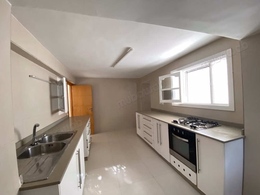 Location villa de luxe à Quartier Administratif. 
6 pièces confortables. 
Terrasse et jardin