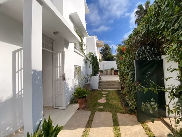 Location villa de luxe à Quartier Administratif. 
6 pièces confortables. 
Terrasse et jardin