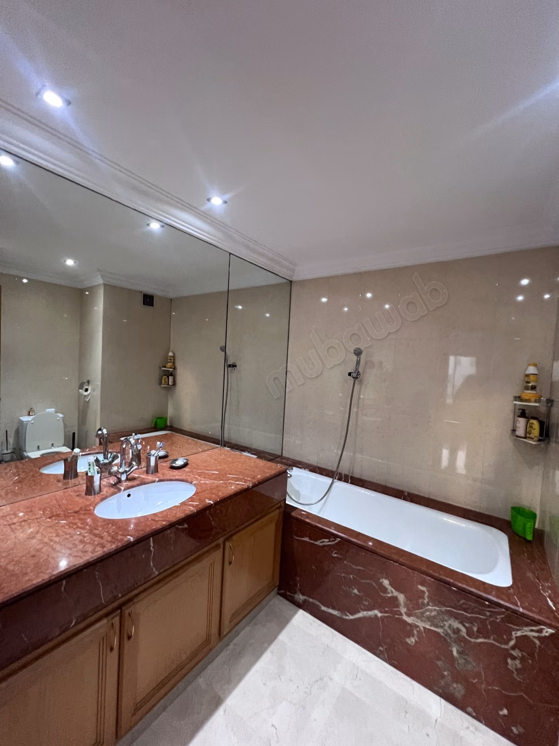 For sale - Apartment in Racine. Area of 199 m². Elevator and parking