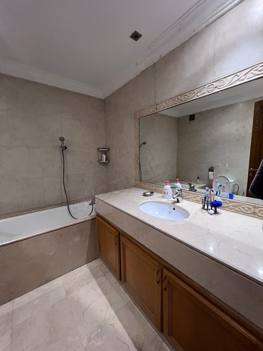 For sale - Apartment in Racine. Area of 199 m². Elevator and parking