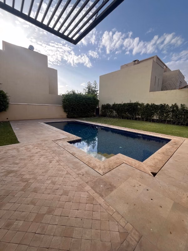 Superbe villa à louer à Amelkis. 6 pièces. Concierge et piscine