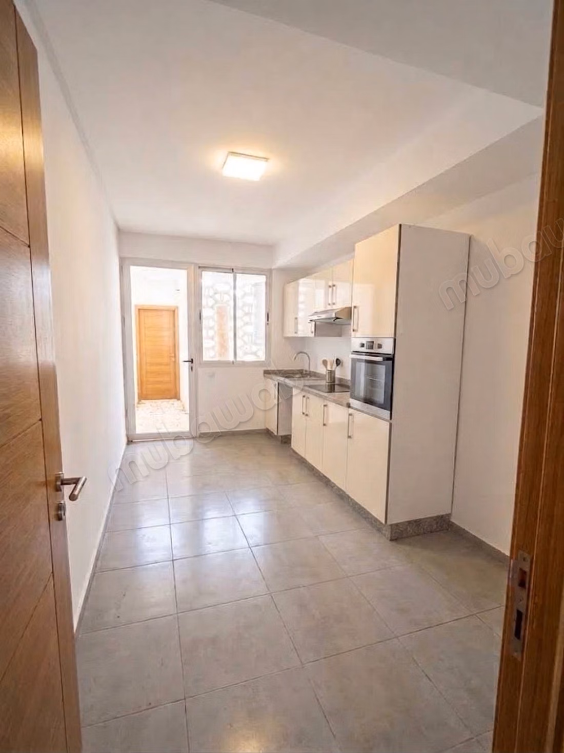Appartement en location à Moulay Youssef. Surface de 166 m². Résidence avec concierge, climatisation générale