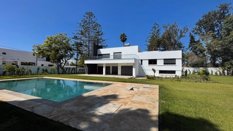 Maison de luxe à louer à Quartier Des Ambassades. 
3 pièces. Jardin et garage