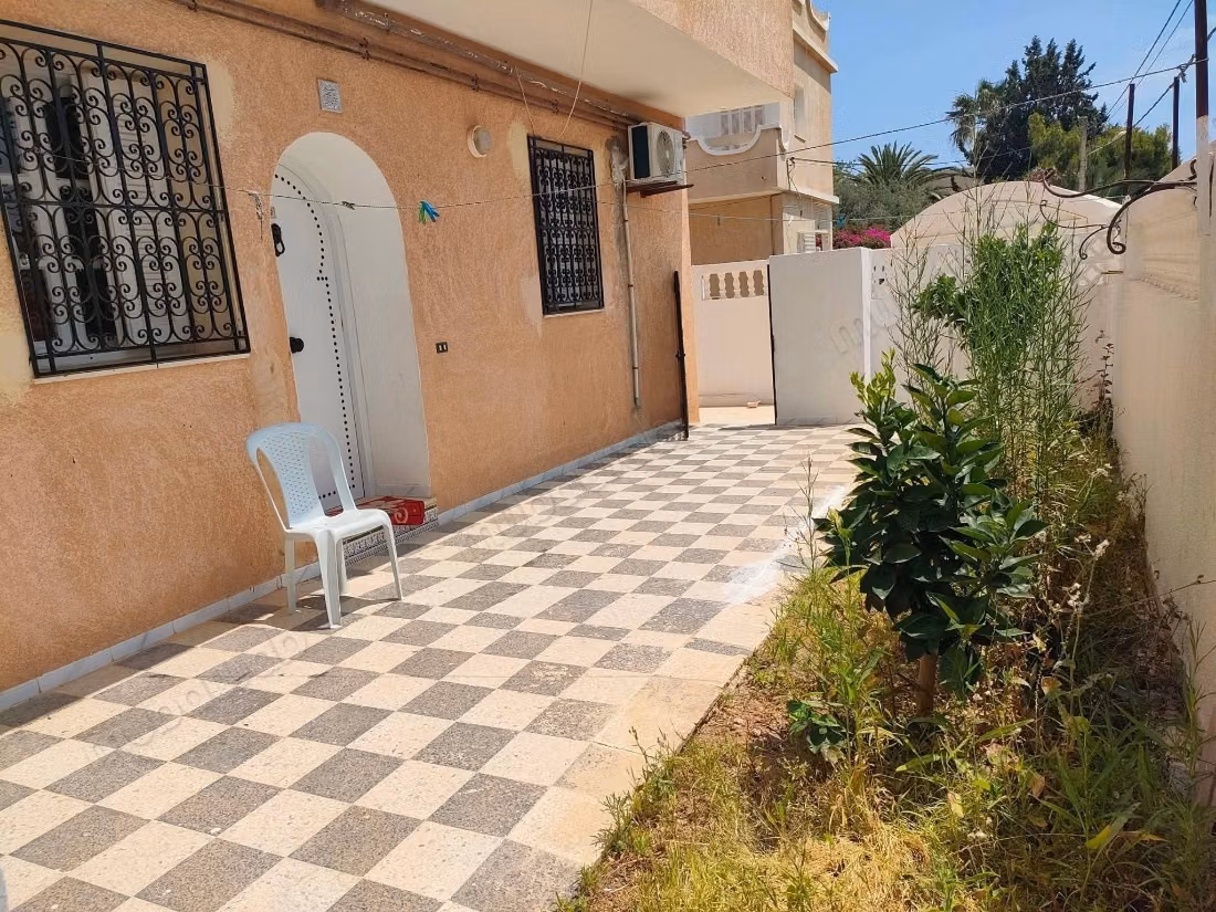 Opportunité. À Sousse Chott Mariem derrière l'hôtel Diar Mariem, un immeuble composé de 06 appartements à 50 m de la mer avec vue sur la mer dans un quartier chic construit sur un terrain de 600 mètres carrés ouvrant sur 3 façades