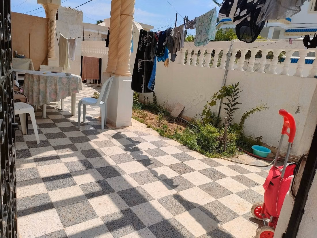 Opportunité. À Sousse Chott Mariem derrière l'hôtel Diar Mariem, un immeuble composé de 06 appartements à 50 m de la mer avec vue sur la mer dans un quartier chic construit sur un terrain de 600 mètres carrés ouvrant sur 3 façades