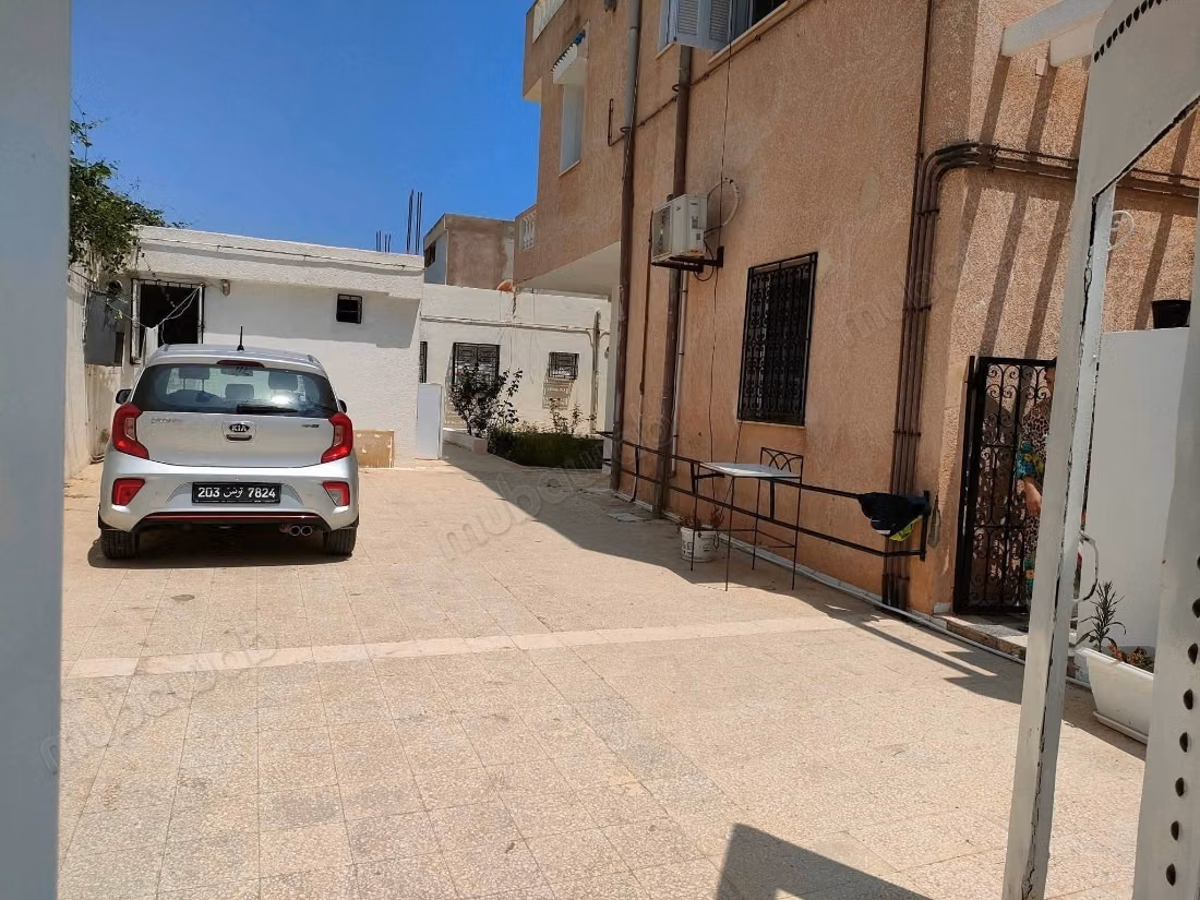 Opportunité. À Sousse Chott Mariem derrière l'hôtel Diar Mariem, un immeuble composé de 06 appartements à 50 m de la mer avec vue sur la mer dans un quartier chic construit sur un terrain de 600 mètres carrés ouvrant sur 3 façades