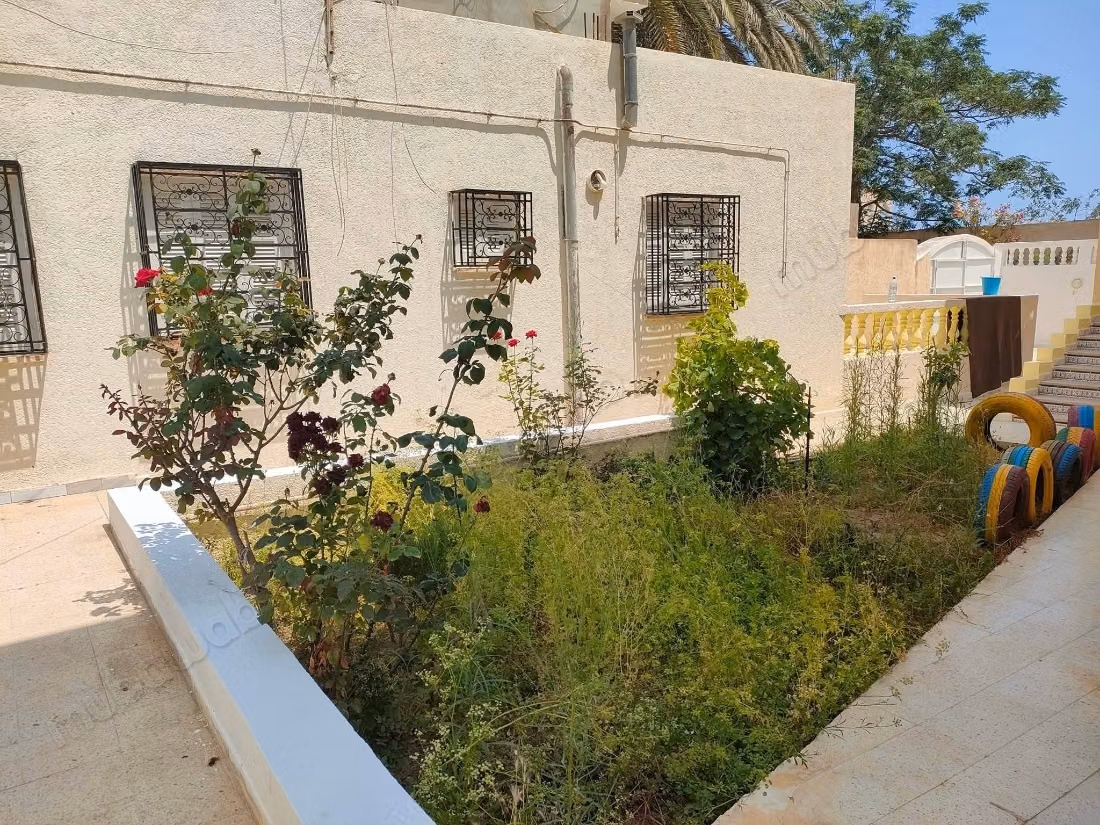 Opportunité. À Sousse Chott Mariem derrière l'hôtel Diar Mariem, un immeuble composé de 06 appartements à 50 m de la mer avec vue sur la mer dans un quartier chic construit sur un terrain de 600 mètres carrés ouvrant sur 3 façades