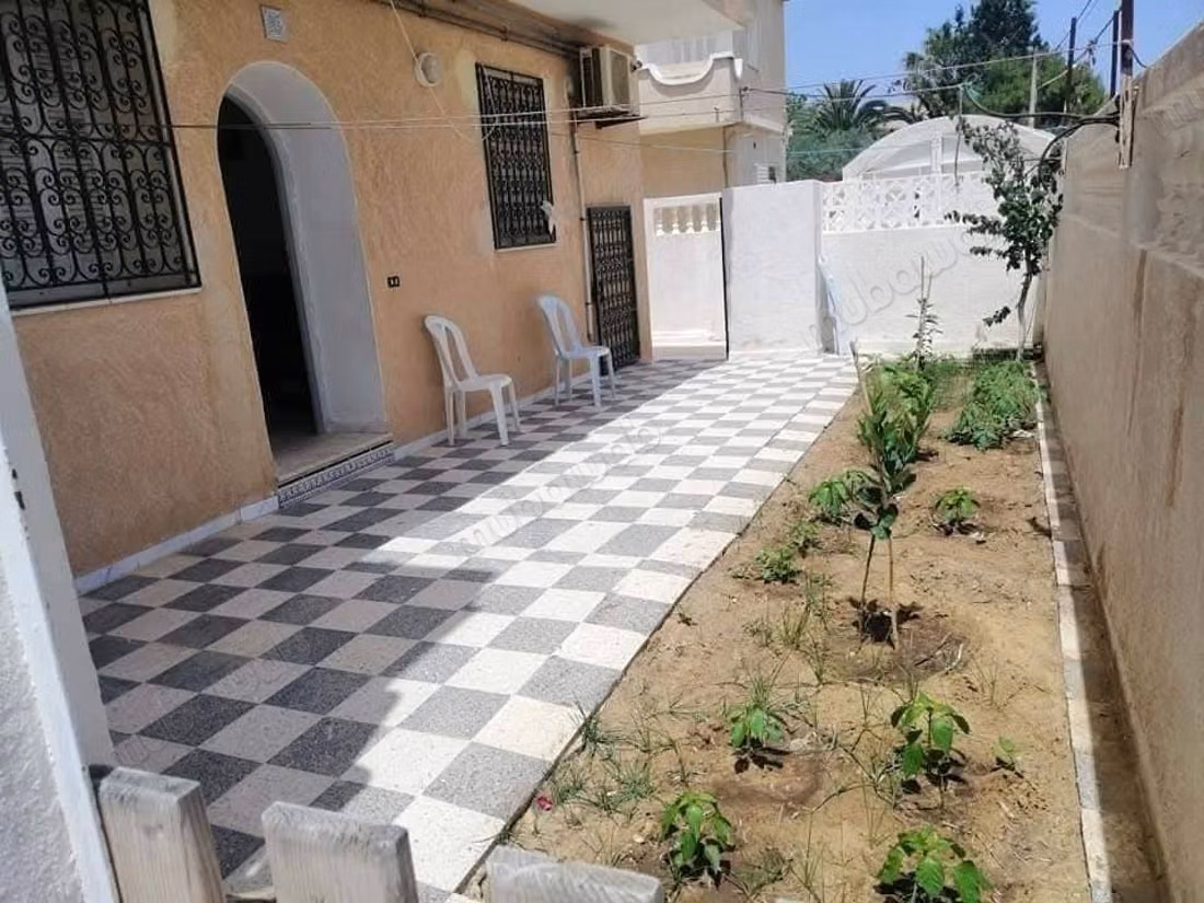 Opportunité. À Sousse Chott Mariem derrière l'hôtel Diar Mariem, un immeuble composé de 06 appartements à 50 m de la mer avec vue sur la mer dans un quartier chic construit sur un terrain de 600 mètres carrés ouvrant sur 3 façades