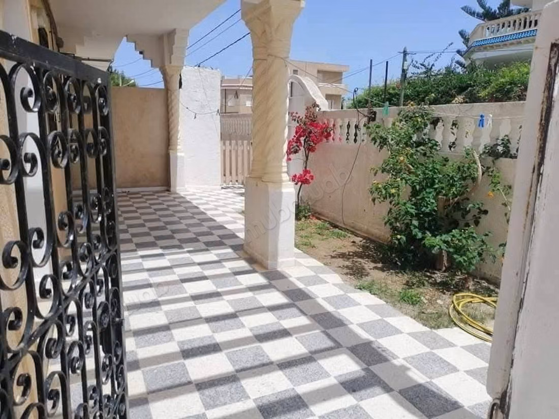 Opportunité. À Sousse Chott Mariem derrière l'hôtel Diar Mariem, un immeuble composé de 06 appartements à 50 m de la mer avec vue sur la mer dans un quartier chic construit sur un terrain de 600 mètres carrés ouvrant sur 3 façades