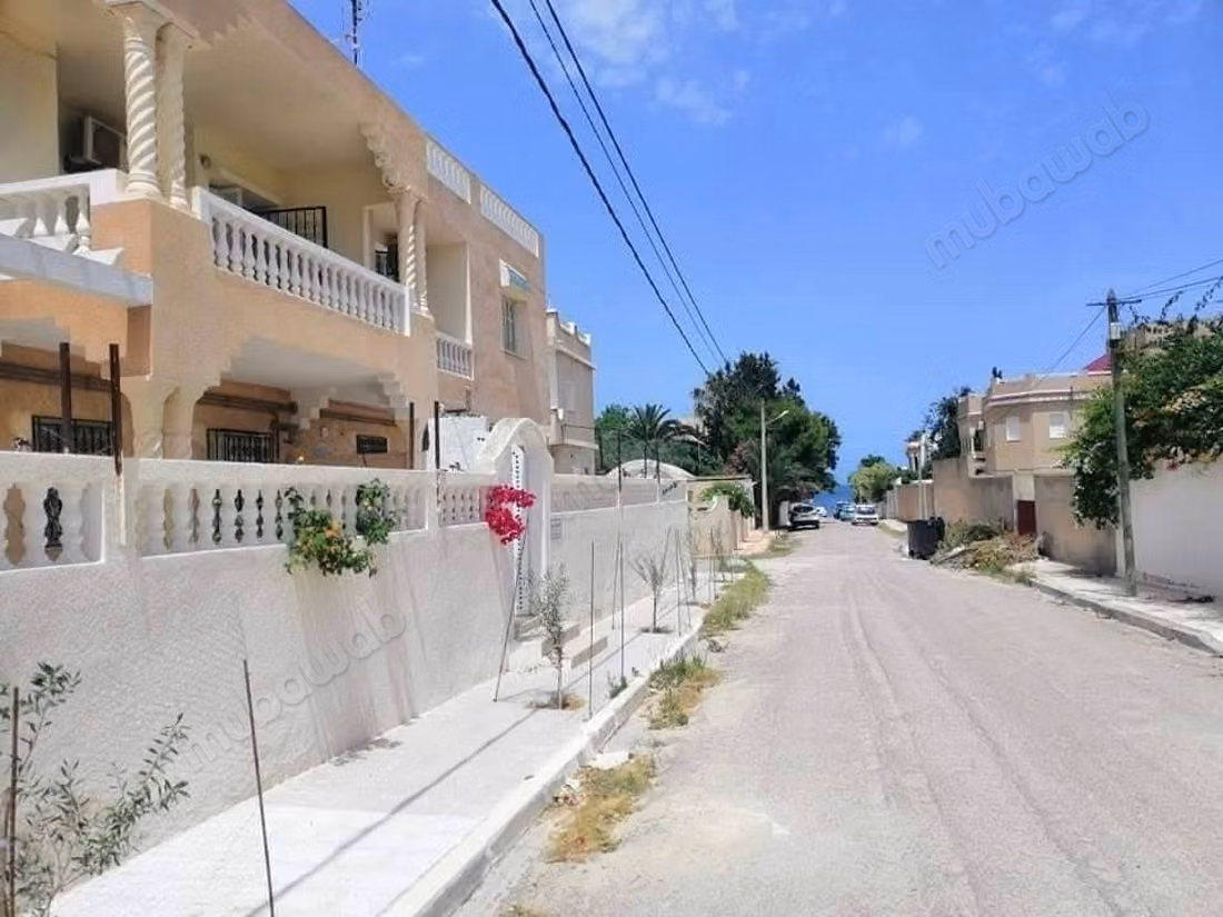 Opportunité. À Sousse Chott Mariem derrière l'hôtel Diar Mariem, un immeuble composé de 06 appartements à 50 m de la mer avec vue sur la mer dans un quartier chic construit sur un terrain de 600 mètres carrés ouvrant sur 3 façades