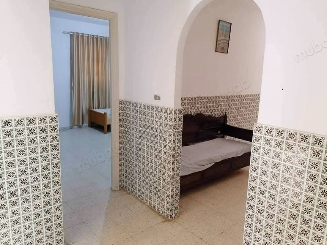 Opportunité. À Sousse Chott Mariem derrière l'hôtel Diar Mariem, un immeuble composé de 06 appartements à 50 m de la mer avec vue sur la mer dans un quartier chic construit sur un terrain de 600 mètres carrés ouvrant sur 3 façades