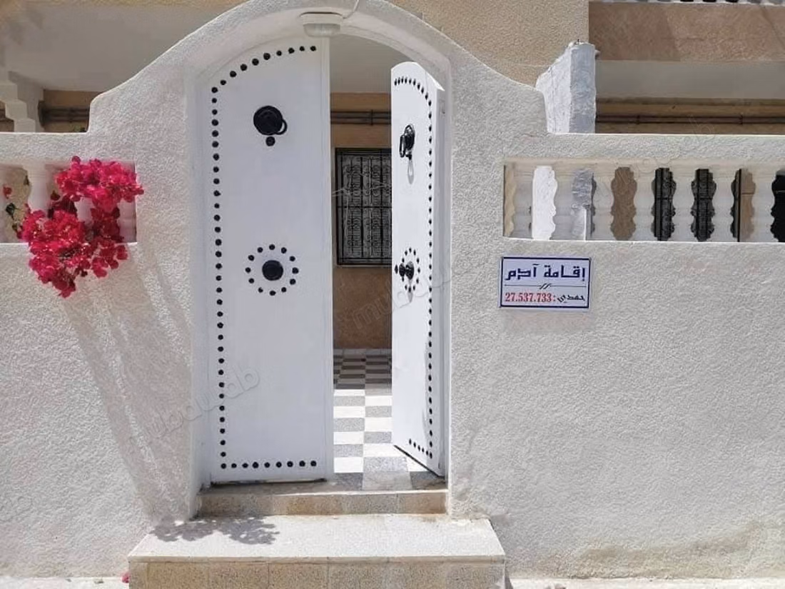 Opportunité. À Sousse Chott Mariem derrière l'hôtel Diar Mariem, un immeuble composé de 06 appartements à 50 m de la mer avec vue sur la mer dans un quartier chic construit sur un terrain de 600 mètres carrés ouvrant sur 3 façades