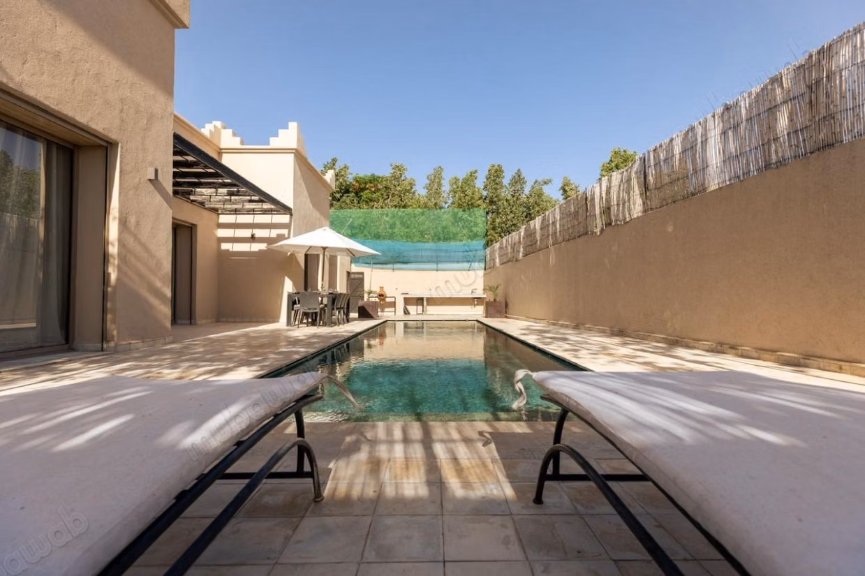 High-end house for sale on Ourika Road. Area of 175 m². Air conditioning and pool