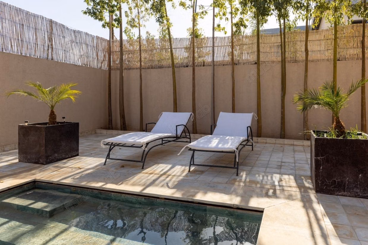 High-end house for sale on Ourika Road. Area of 175 m². Air conditioning and pool