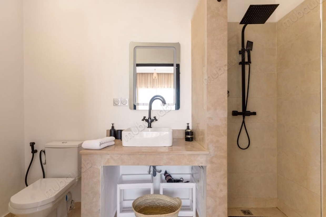 High-end house for sale on Ourika Road. Area of 175 m². Air conditioning and pool