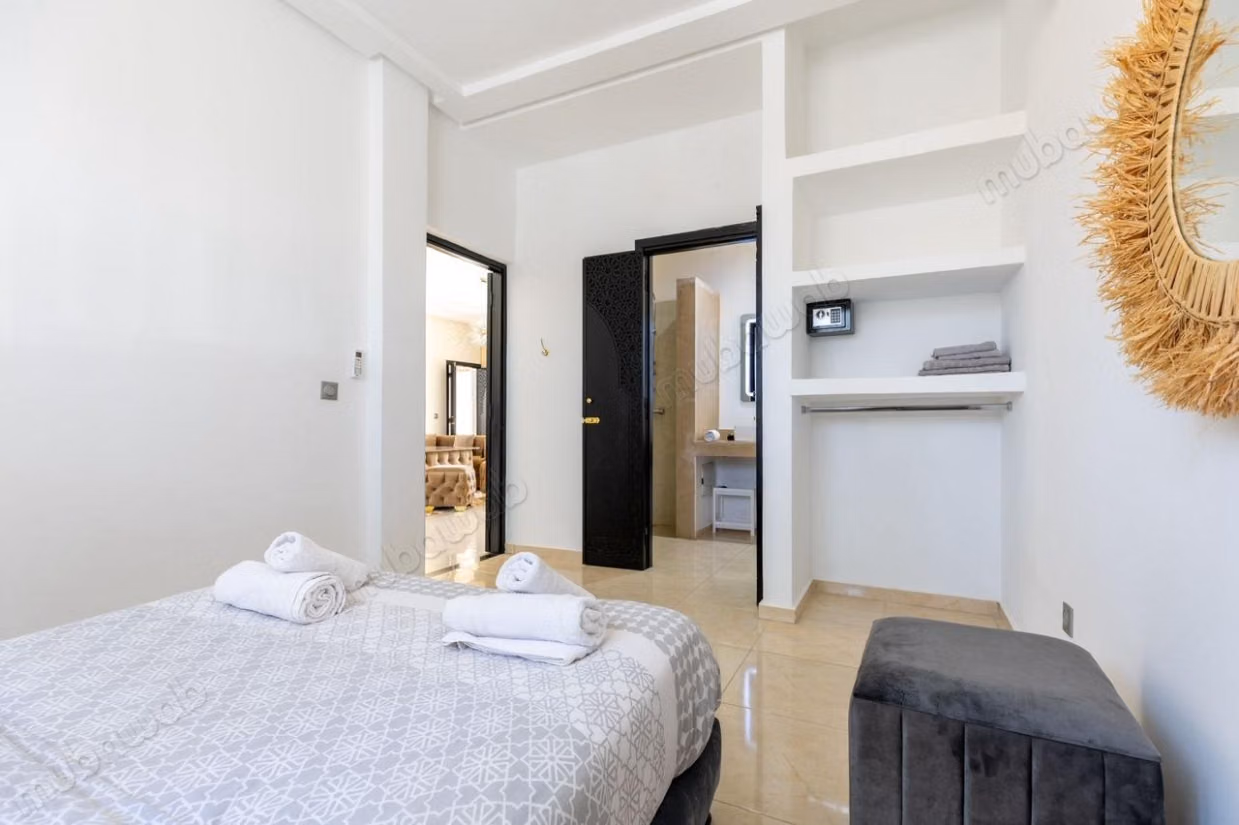 High-end house for sale on Ourika Road. Area of 175 m². Air conditioning and pool