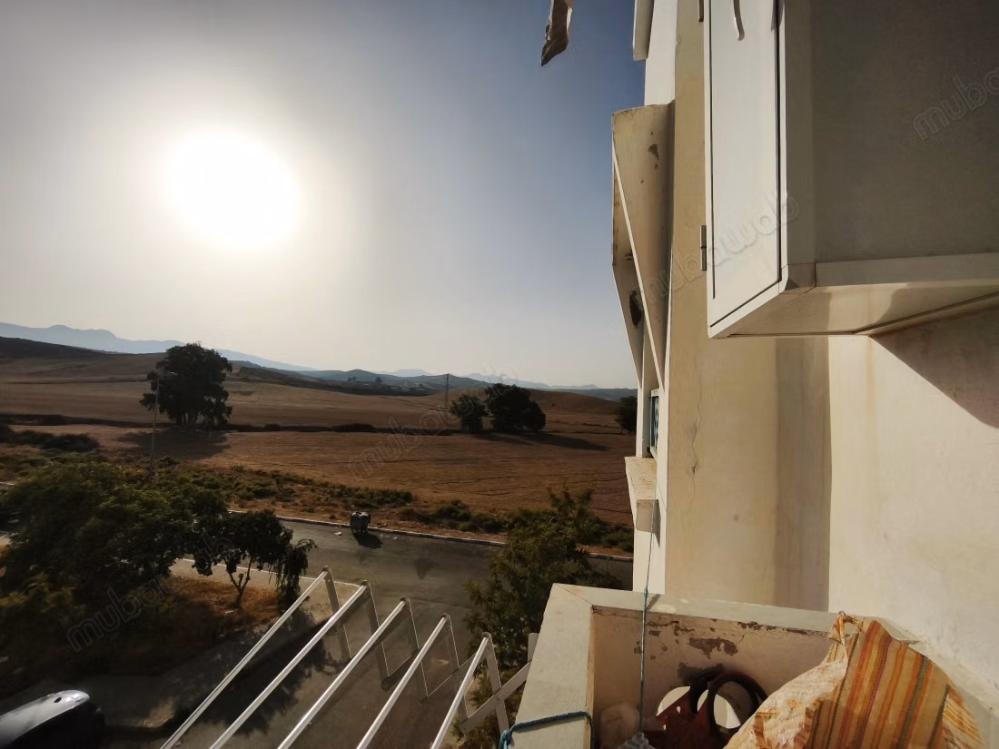 Louez cet appartement à M'Diq. 
Surface de 56 m². 
Bien meublé