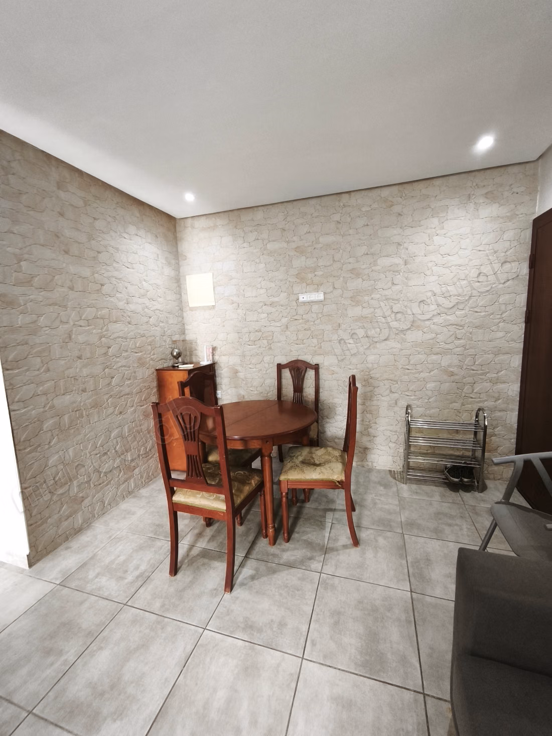 Louez cet appartement à M'Diq. 
Surface de 56 m². 
Bien meublé