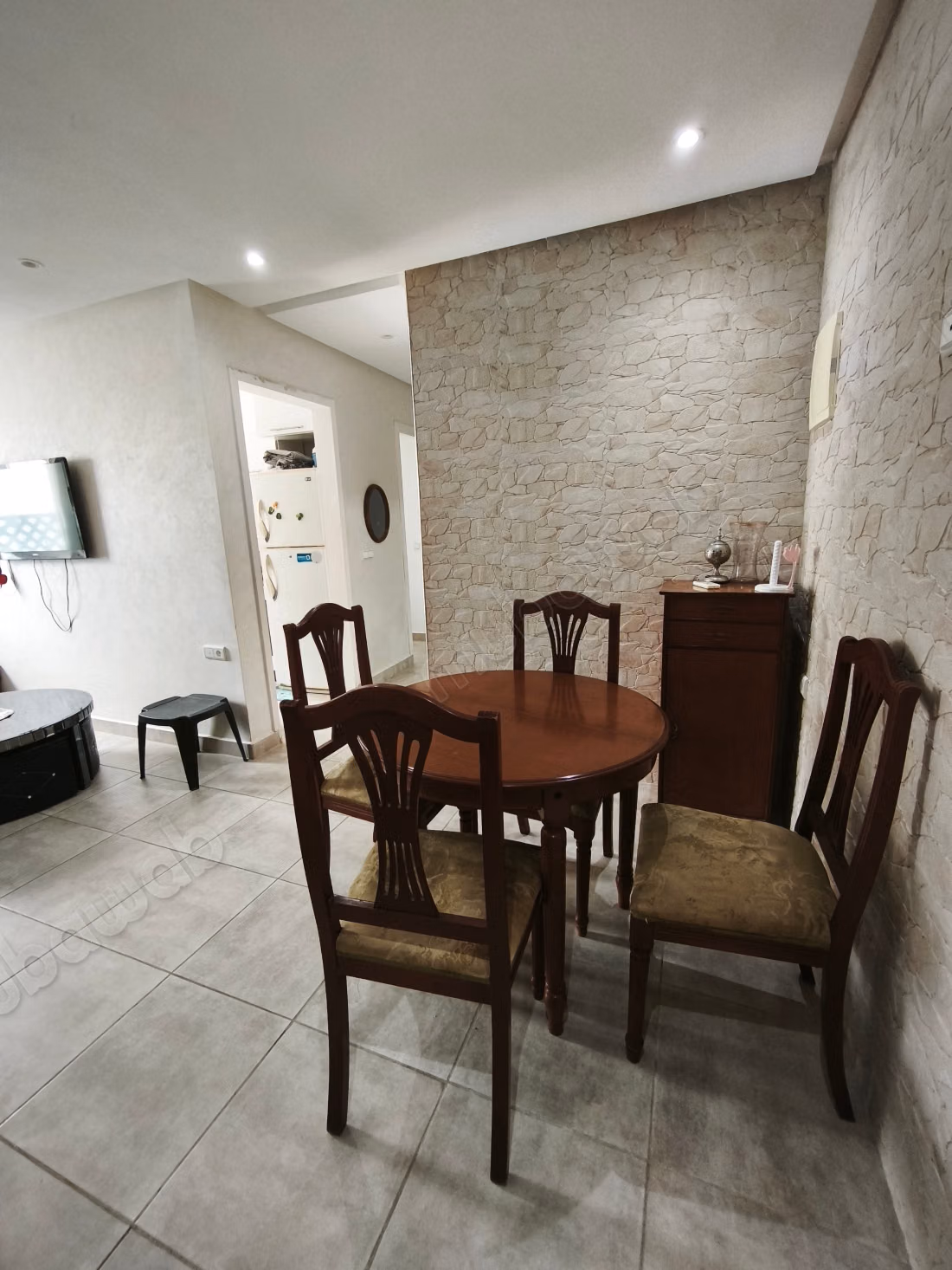 Louez cet appartement à M'Diq. 
Surface de 56 m². 
Bien meublé