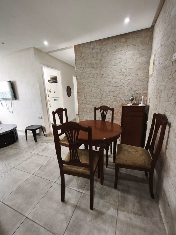 Louez cet appartement à M'Diq. 
Surface de 56 m². 
Bien meublé